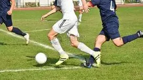 女神关之琳购物巧遇粉丝，试戴饰品后毫不犹豫付款，消费能力引发热议