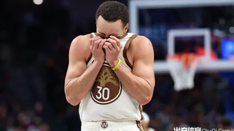 王大雷半场三度失球，手感不佳情绪受影响